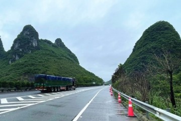 沿着高速看中国路通百业畅野鸡变凤凰